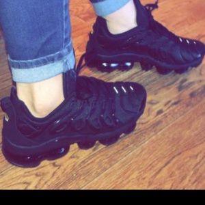 Black Vapormax Plus